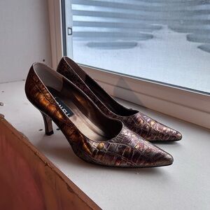 Elegant Van Elli Patterned Metallic Heels